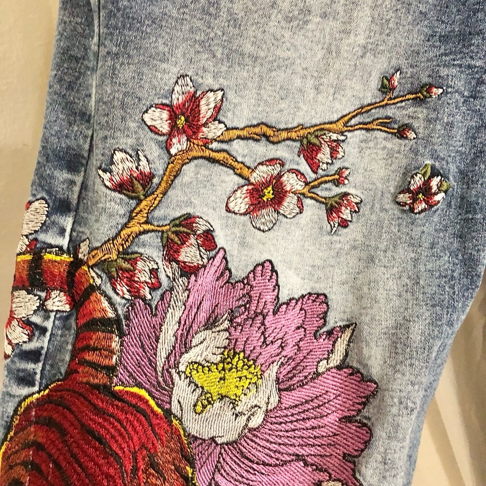 Red Tiger jungle cat Asian florals look embroidered jeans‎ size 9 brand new - Picture 4 of 10